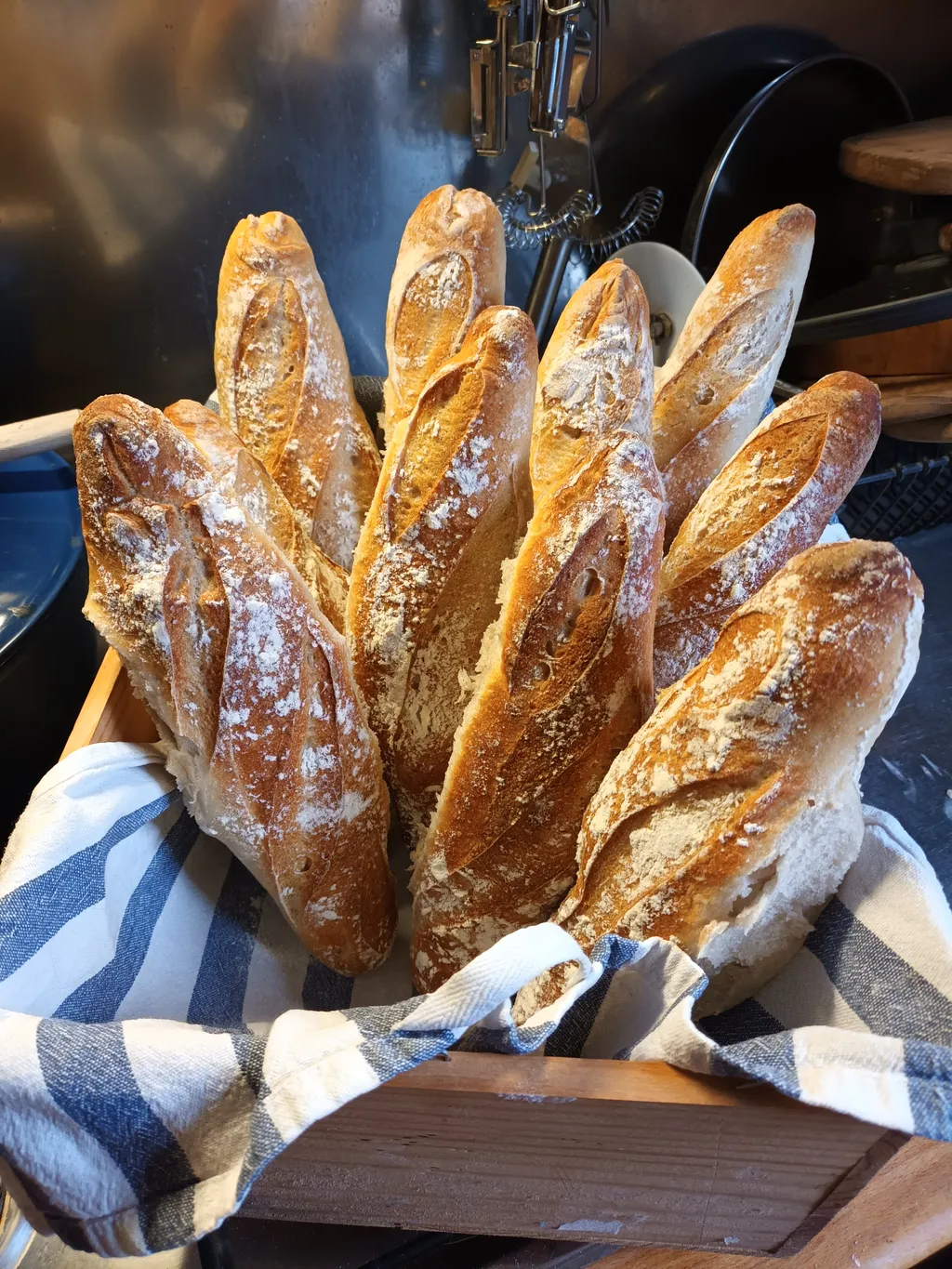 Frisch gebackenes Ruchbrotbaguette.