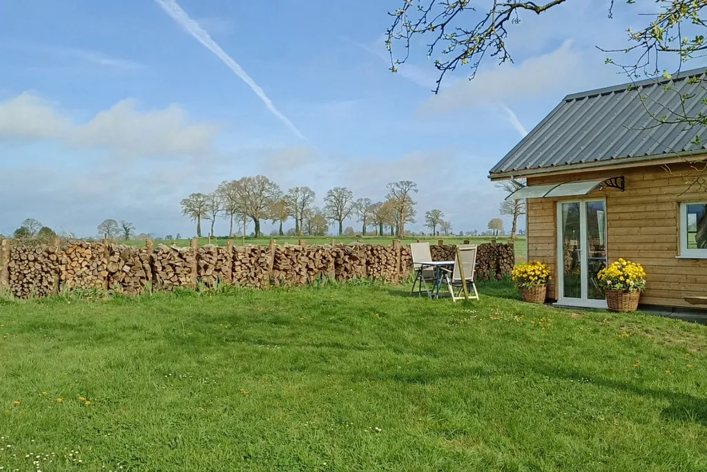 Eingang zum Haus. 
Gartentisch, den du überall im Garten aufstellen kannst, wo es sich GUT anfühlt.