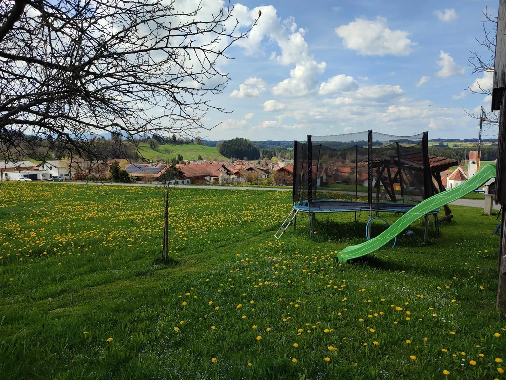 Spielplatz mit Rutsche und Trampolin