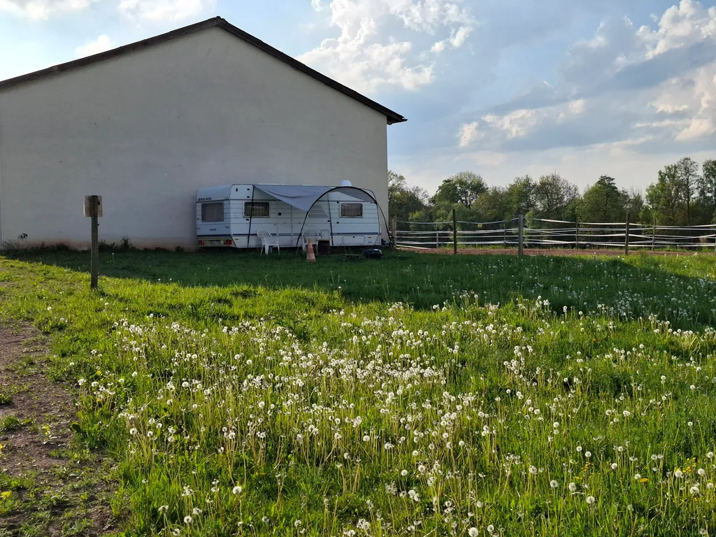 Wohnwagen Übernachtung in der Natur.