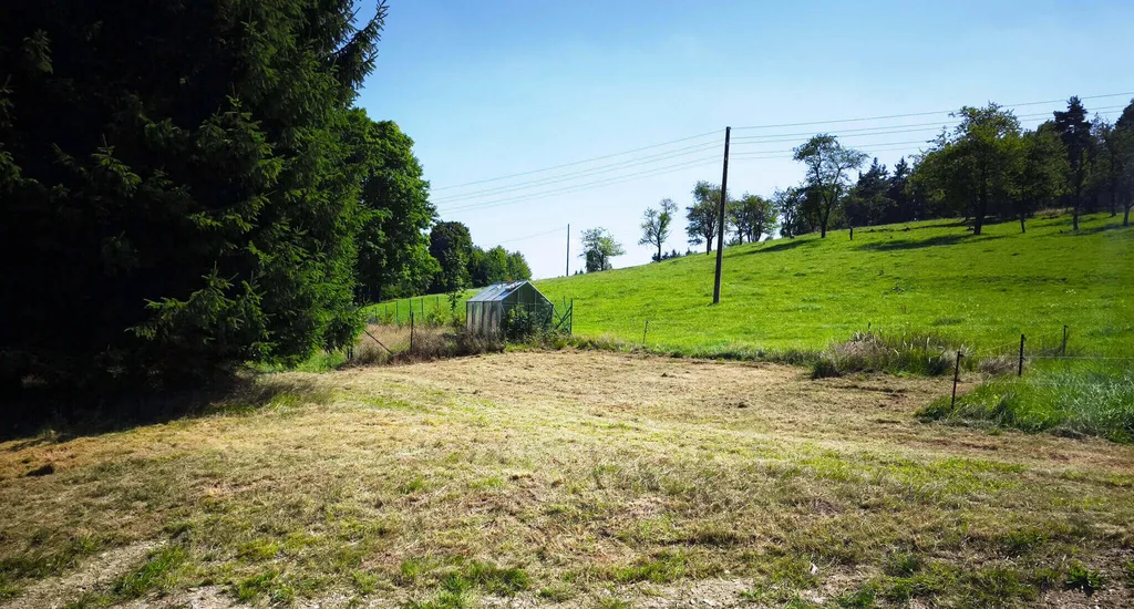 In einer idyllischen Streusiedlung.
Ideal für erholsame Campingtage.