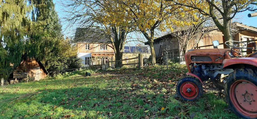 Kleiner Heustall bei den Tieren