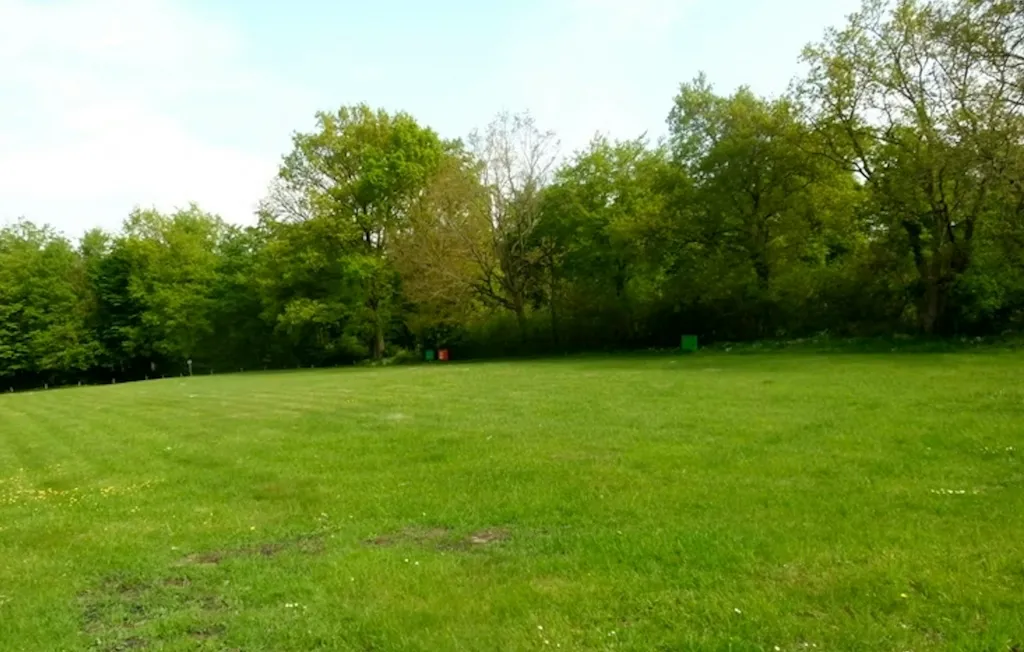 Hinter einem Resthof vorm Wald
