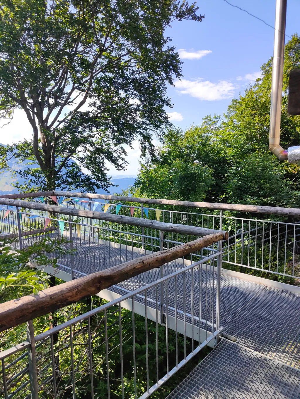 Balkon mit Aussicht uafs Engelbergertal