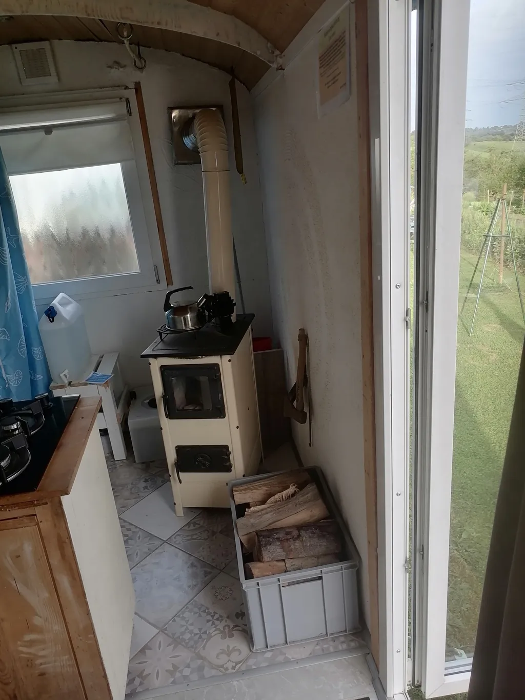 Der kleine Kaminofen erwärmt den Raum und Du kannst nebenbei Wasser kochen;