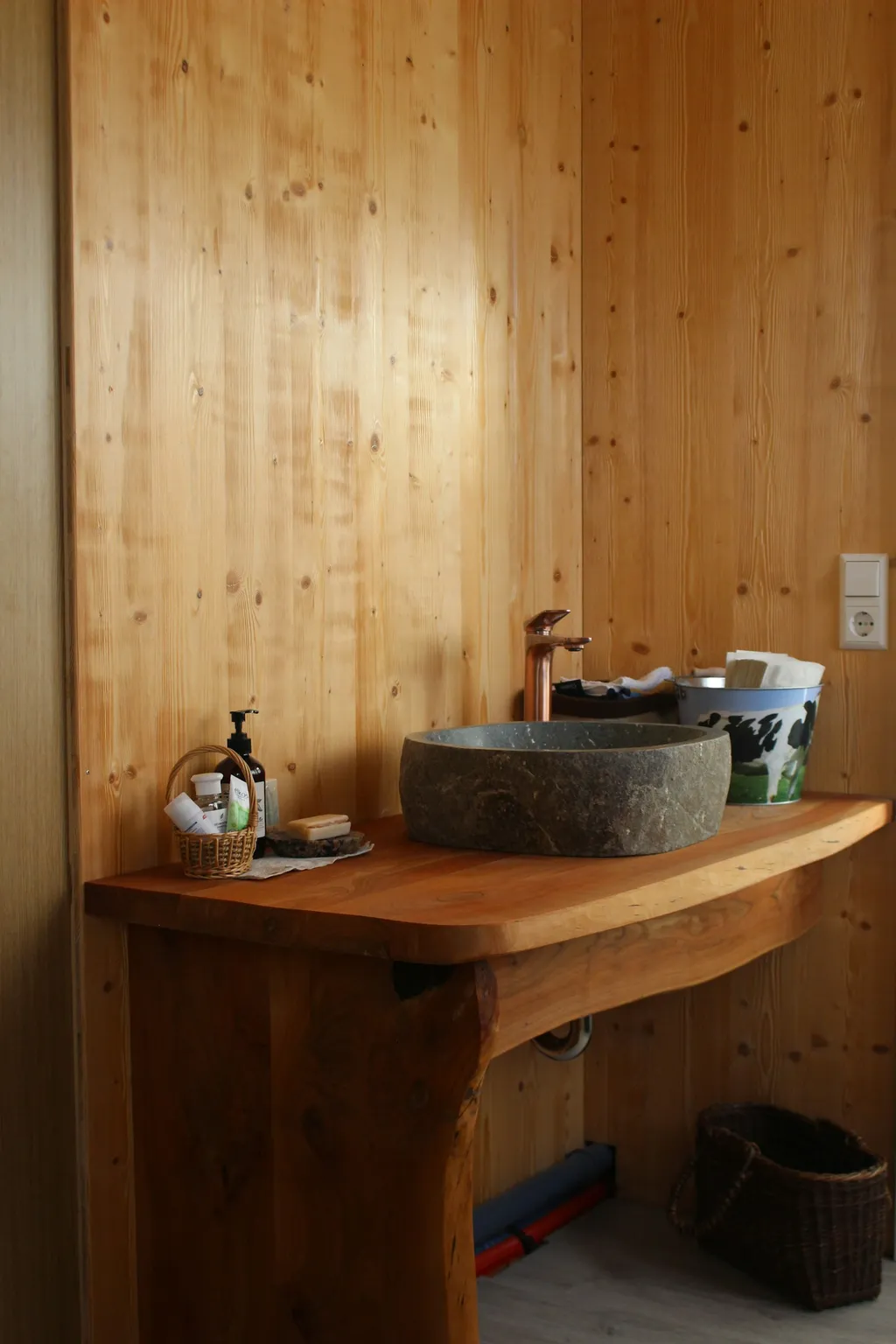 Das helle und gepflegte Badezimmer bietet euch den Komfort, den ihr für eure Auszeit braucht. Eine großzügige Dusche, WC und Waschbecken sorgen dafür, dass ihr euch nach einem erlebnisreichen Tag rundum wohlfühlt.