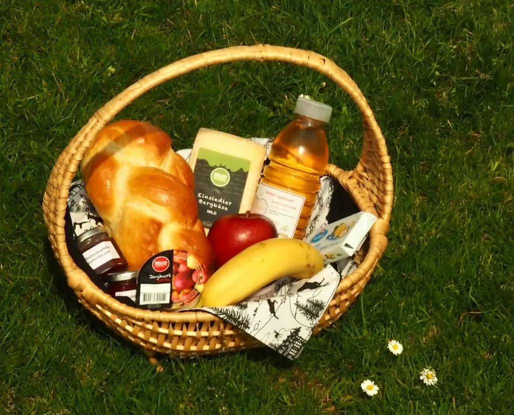 Frühstückskorb auf (Vor) Bestellungen mit Hof-und regionalen Produkten