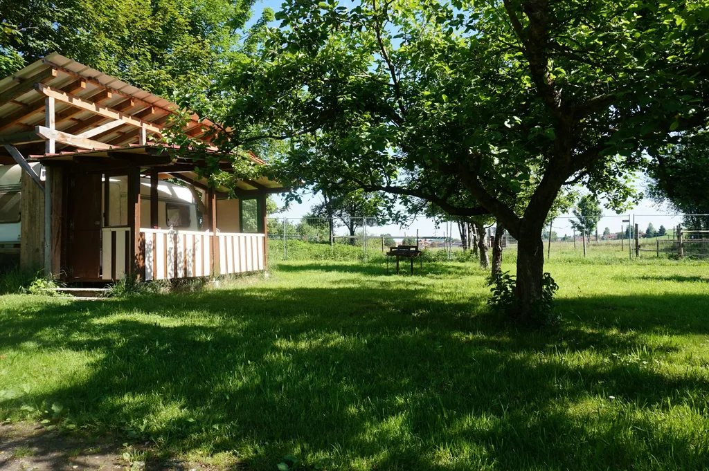 Gemütlicher Wohnwagen beim Biohof