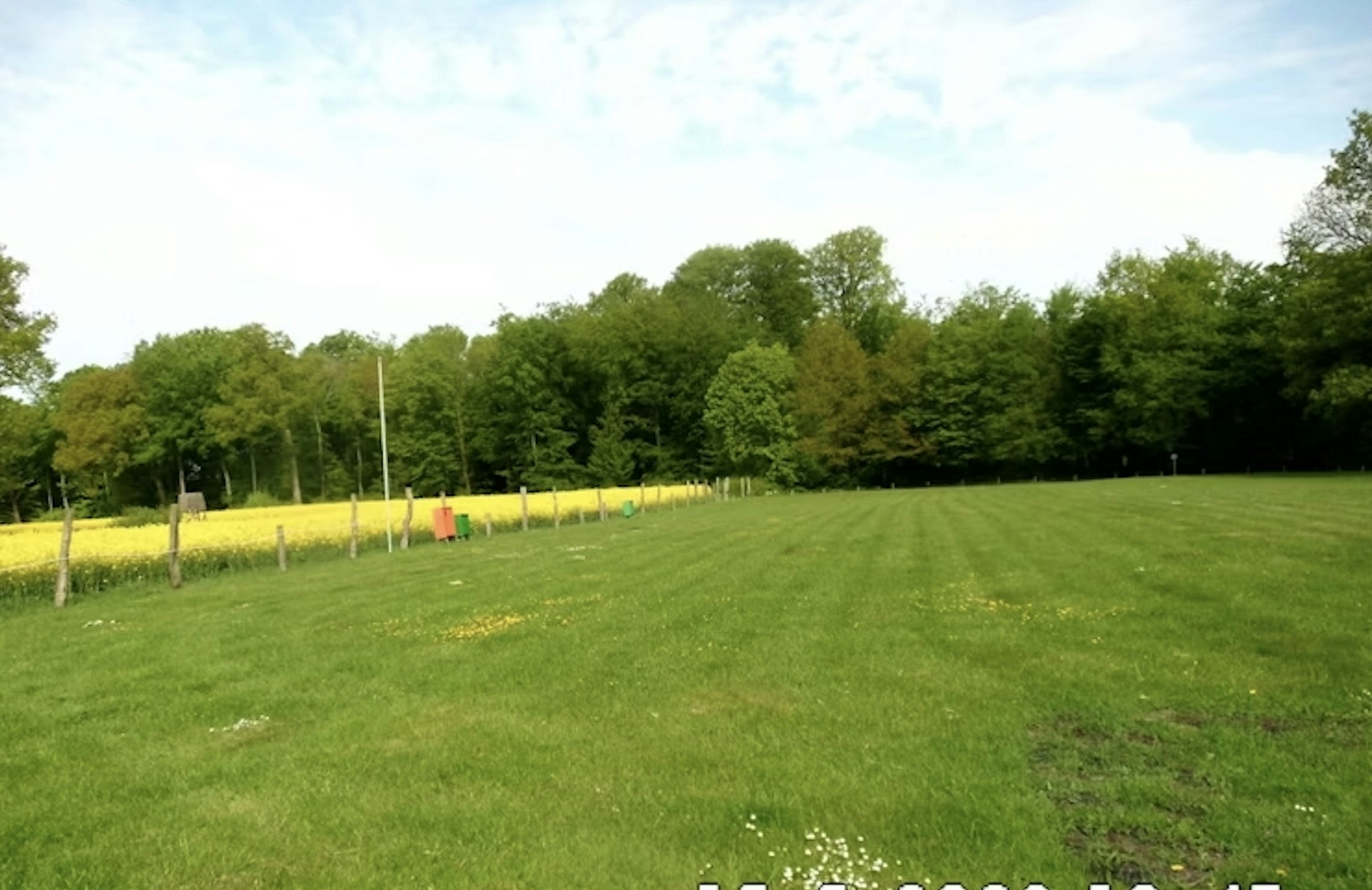 Hinter einem Resthof vorm Wald