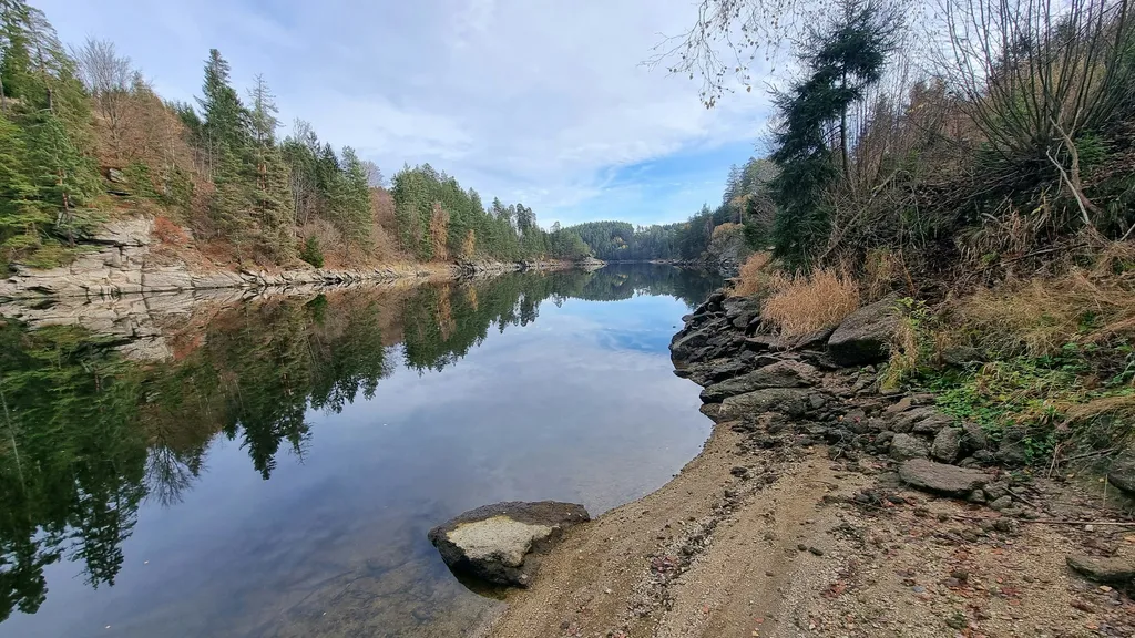 Zelten am Stausee Ottenstein. Ruhig