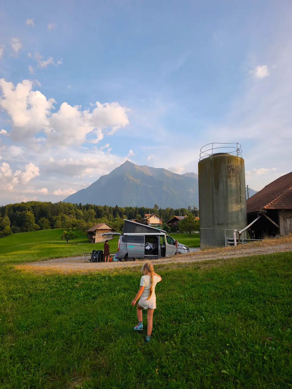 Die Abendstimmung  auf der "Riedern". Die Sonne geht hinter dem Stockhorn unter.