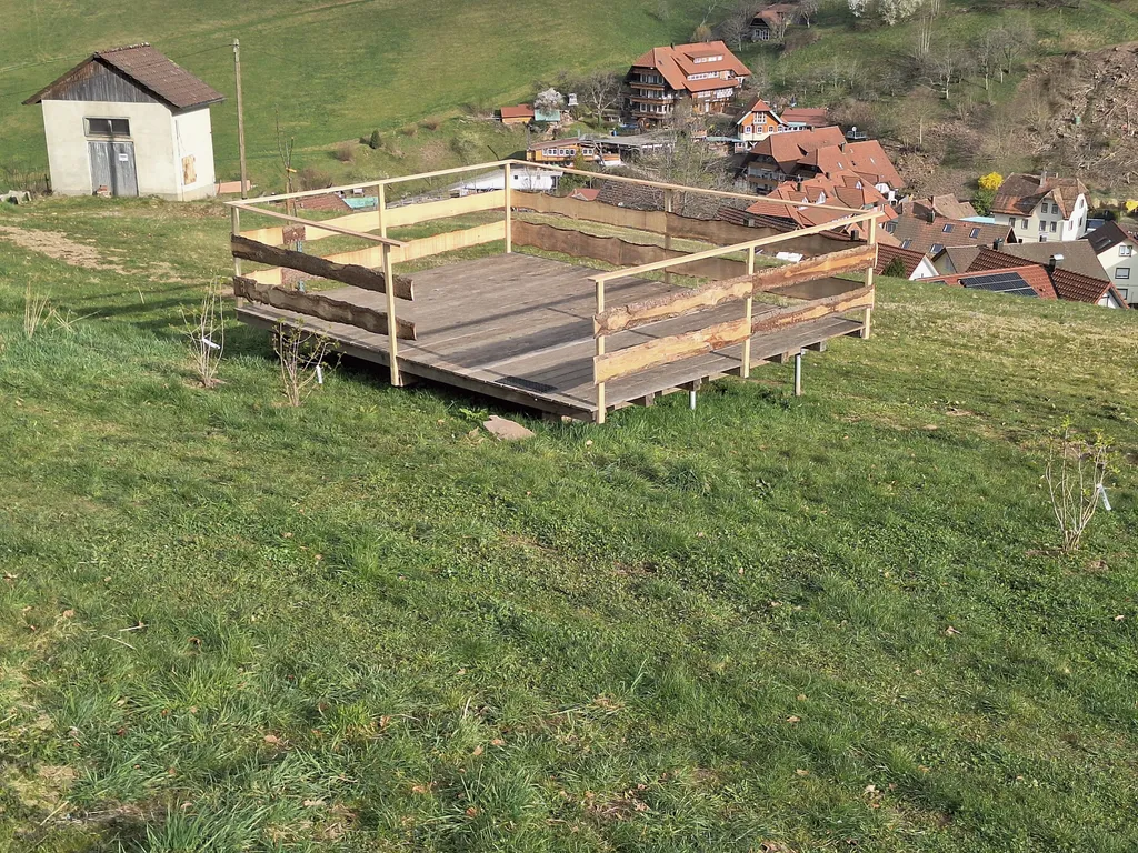 Holzplattformen für Zelte