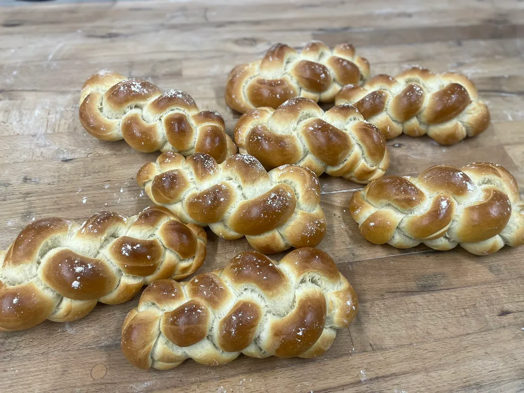 Jeden Sa. frischen UrDinkel Zopf aus hofeigenem Getreide