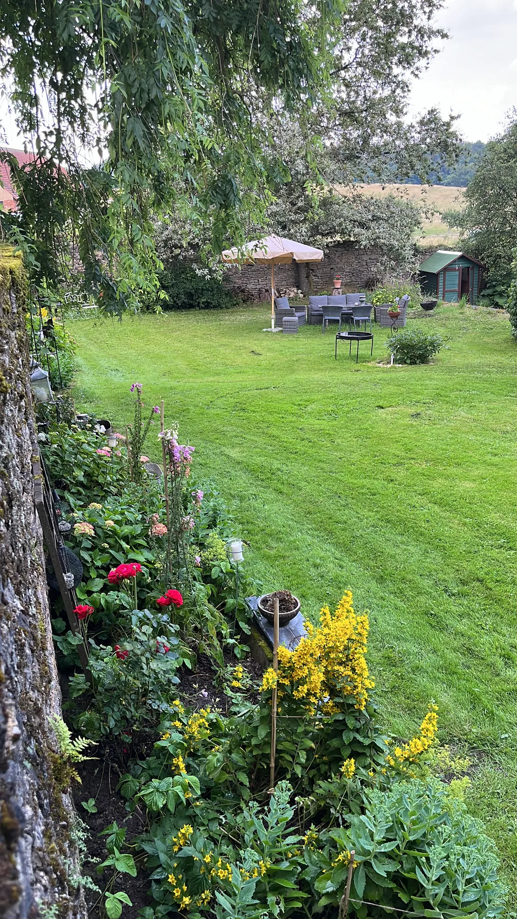 Obere Terrasse Sitzen Lesen Grillen Essen Trinken