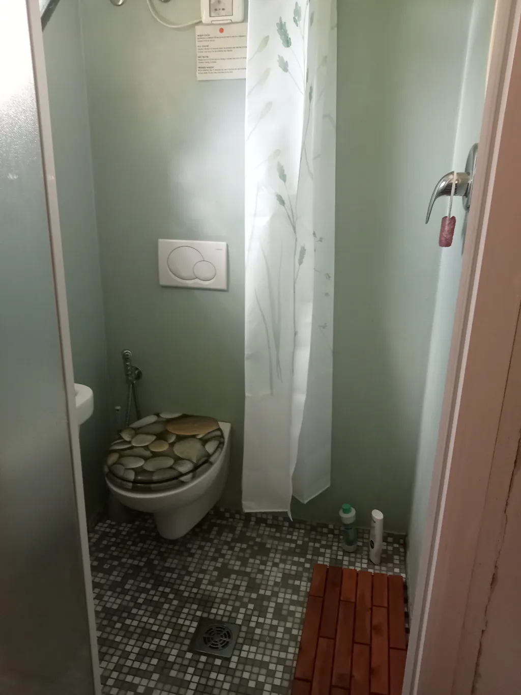 piccolo bagno con toilette e doccia calda