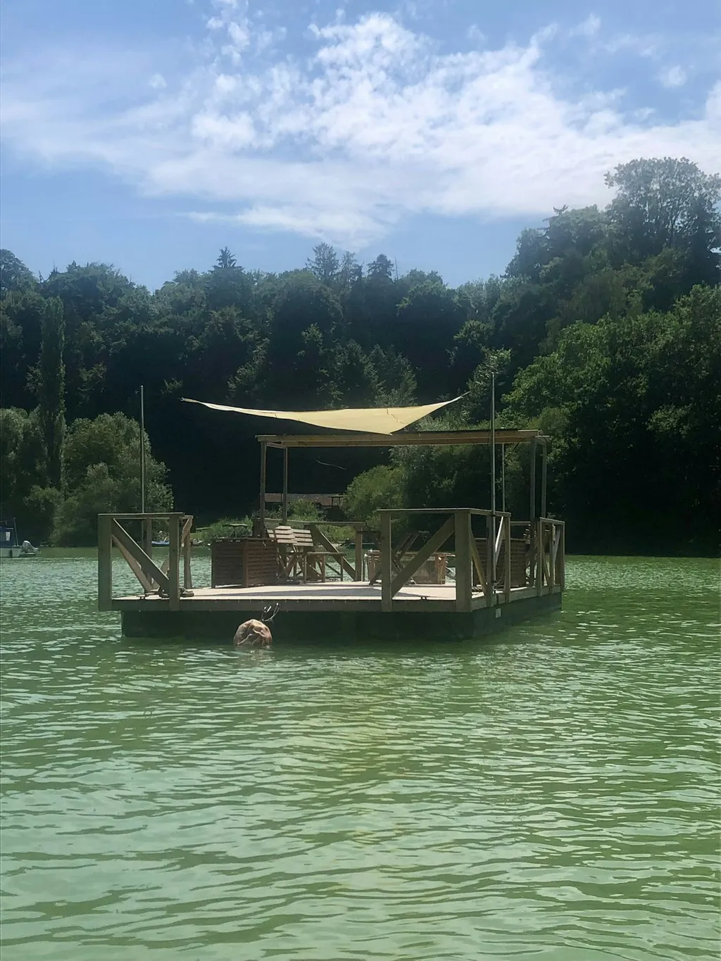 Camping-Plattform auf dem Floss