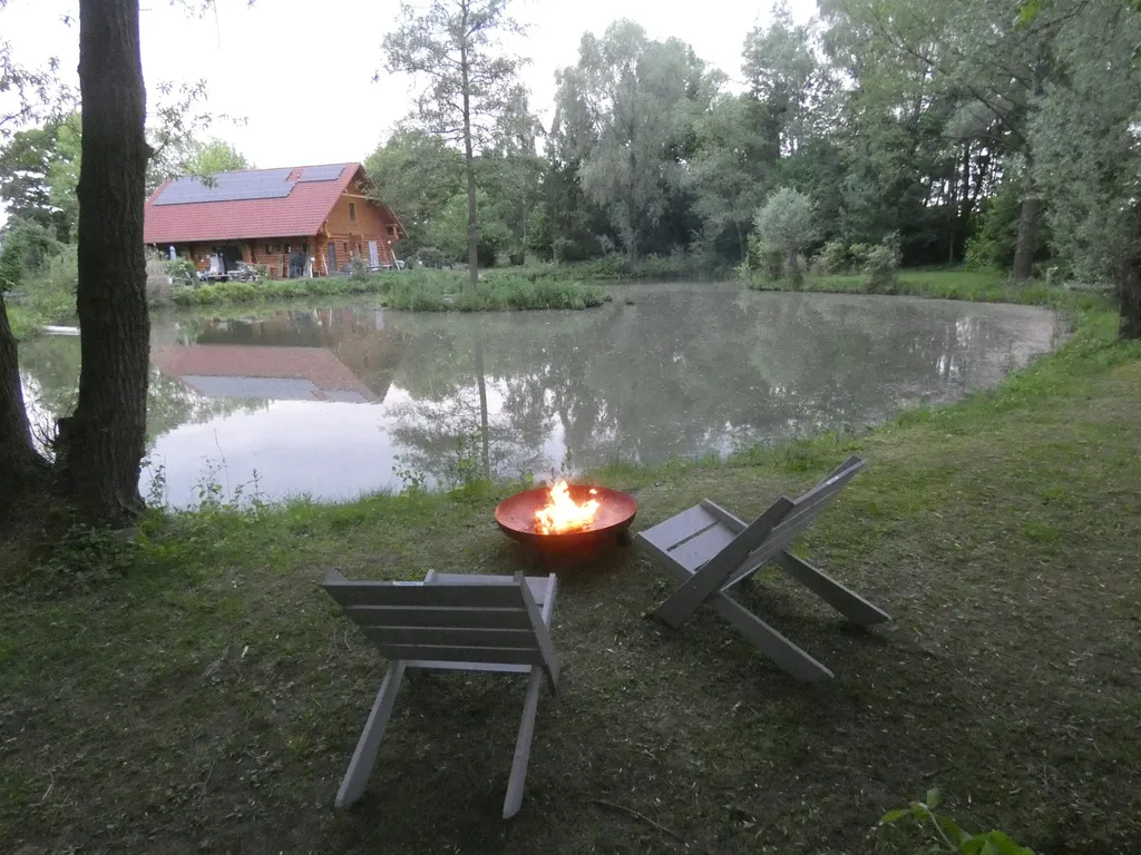 Feuerschale in der Dämmerung am Teich bei NaturOH in Gescher