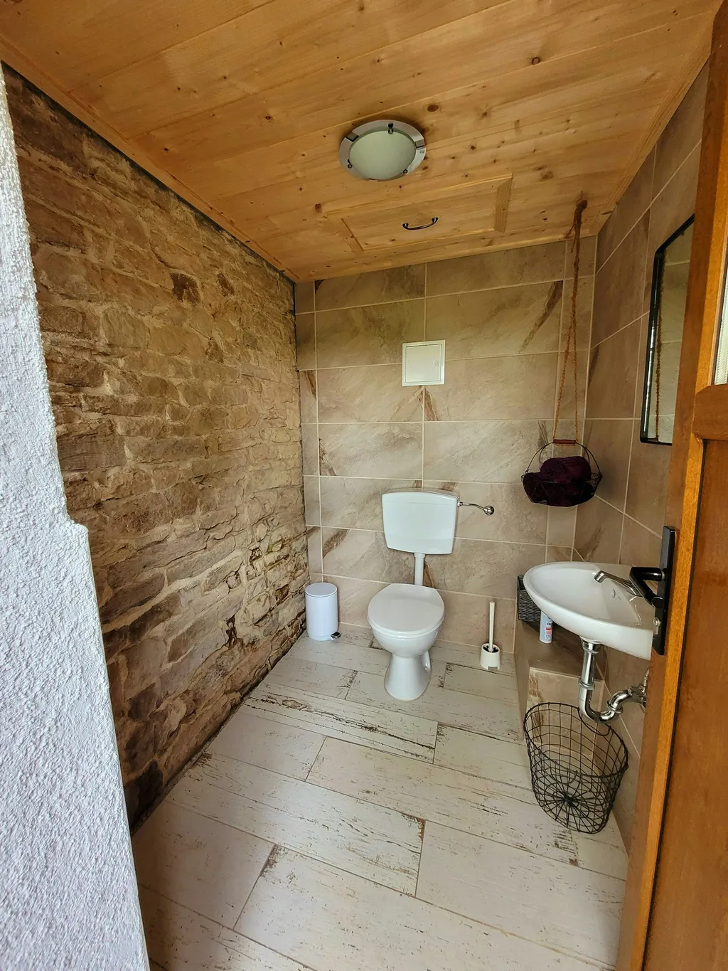 WC PODs Fuchsbau und Dachsbau. Wenn beide PODs belegt sind > gemeinschaftliche Nutzung.