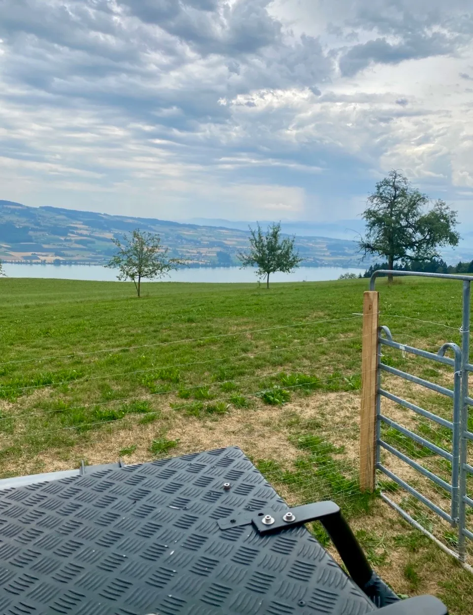 Seeblick & Idylle: Sicherer Wiesenstellplatz