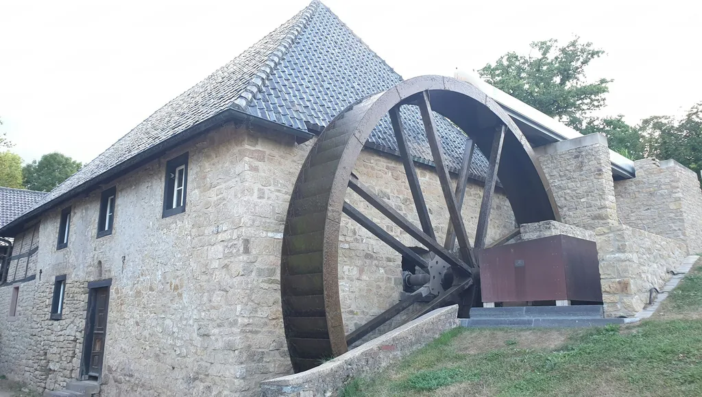 Das Mühlengebäude mit dem aktuellen Wasserrad
