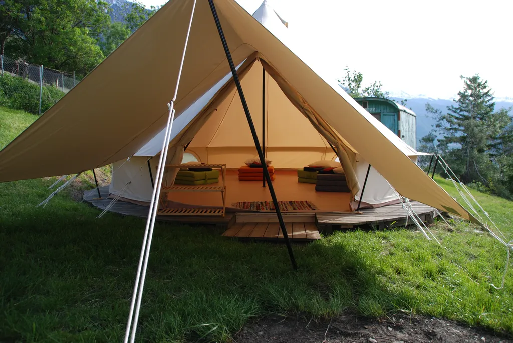 Übernachten im grossen Baumwollzelt