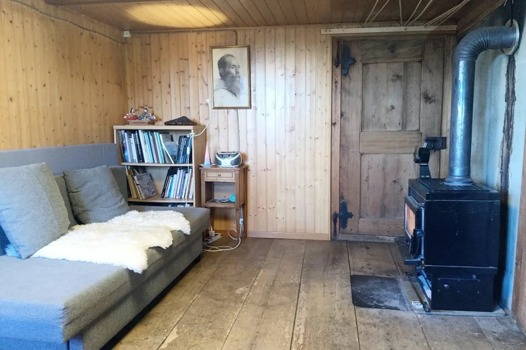 Stube mit Holzofen im Gantrischpark