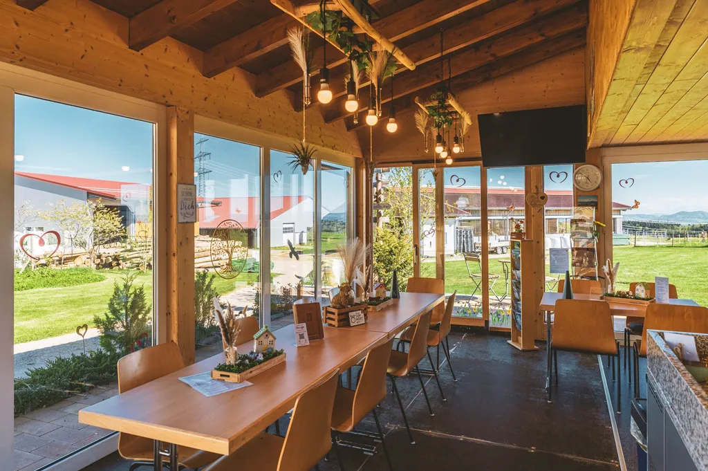 Unser liebevoll gestaltetes Gästehaus ist das Herzstück für gemeinsame Stunden. Kocht eure Lieblingsgerichte in der voll ausgestatteten Küche, genießt den Blick ins Grüne und lasst den Tag in gemütlicher Atmosphäre ausklingen. Hier treffen sich Genuss, Natur und Gastfreundschaft