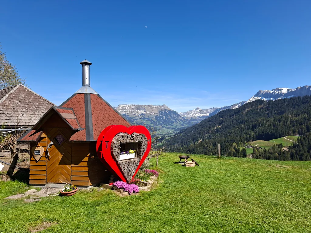 Häuschen mit Bergblick und Herz