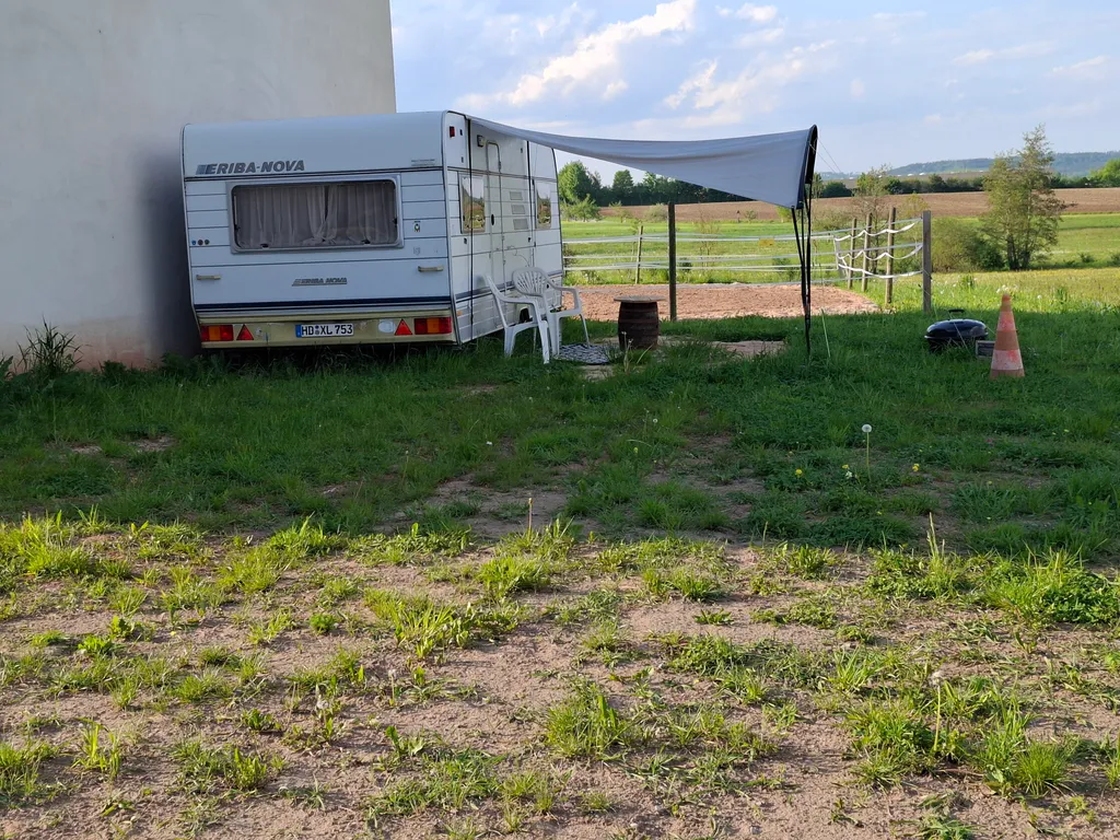 Wohnwagen Übernachtung in der Natur.