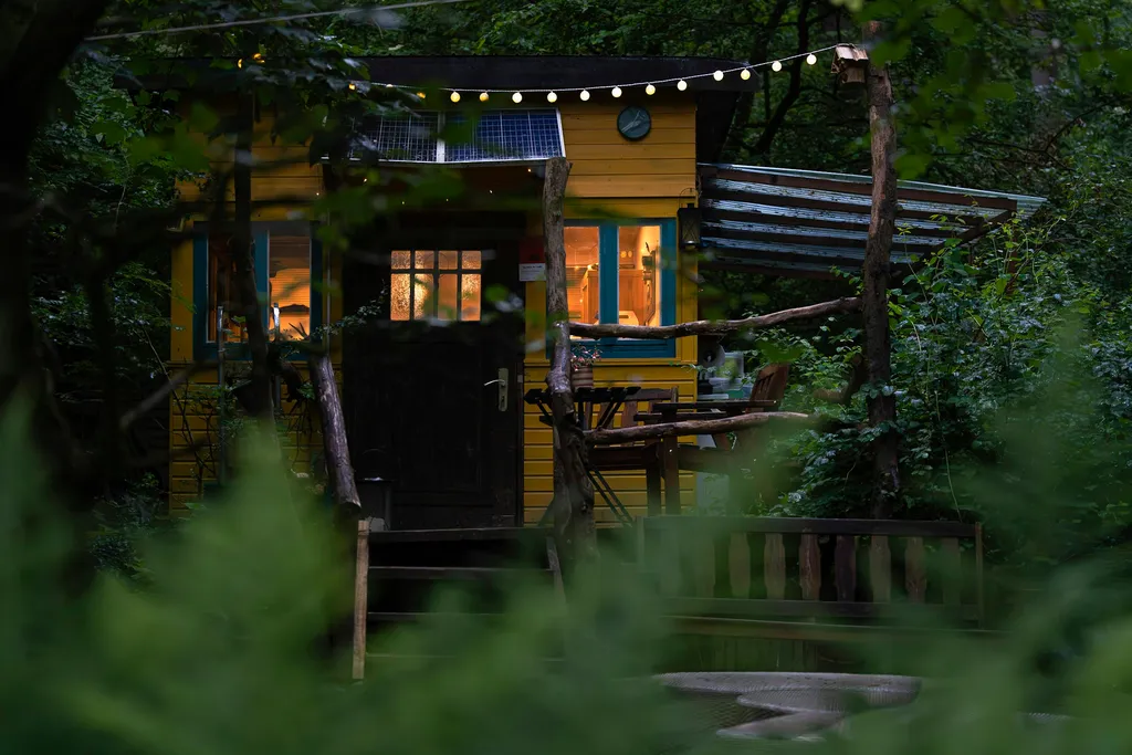 Tiny Haus im Wald für ein Abenteuer