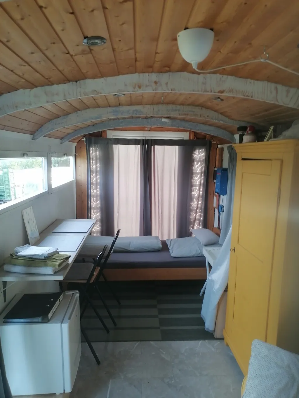 Ein Einzelbett und eine zusätzl. Matratze auf dem Boden bieten einen Schlafplatz für bis zu 2 Personen;