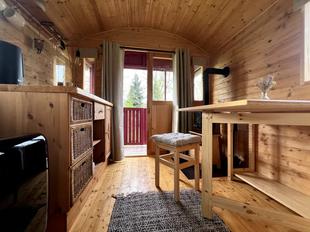 Auszeit am Kanal im Zirkuswagen