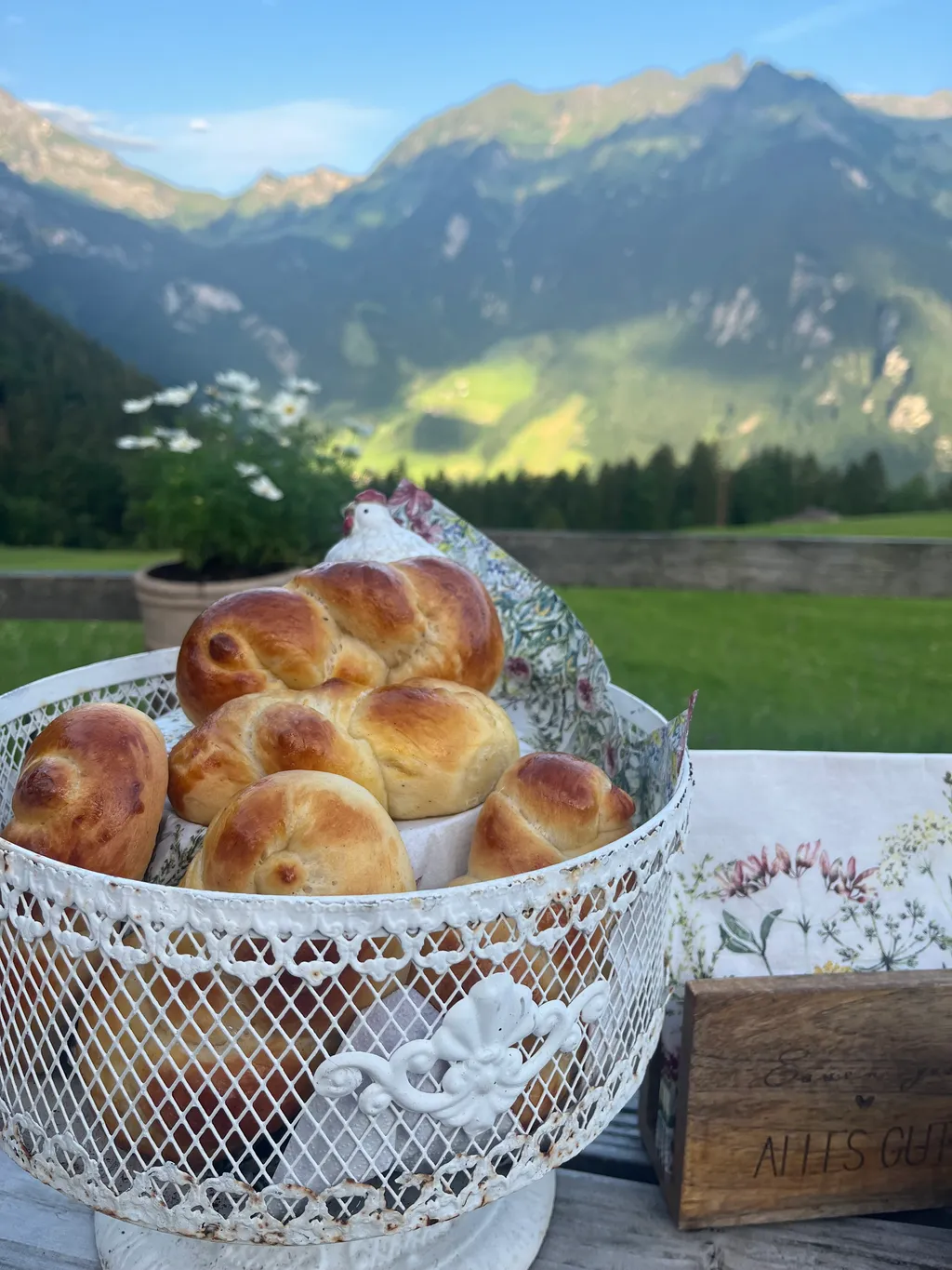 Frisch gebacken: Bio-UrDinkel-Zöfpli. Auf Vorbestellung erhältich.