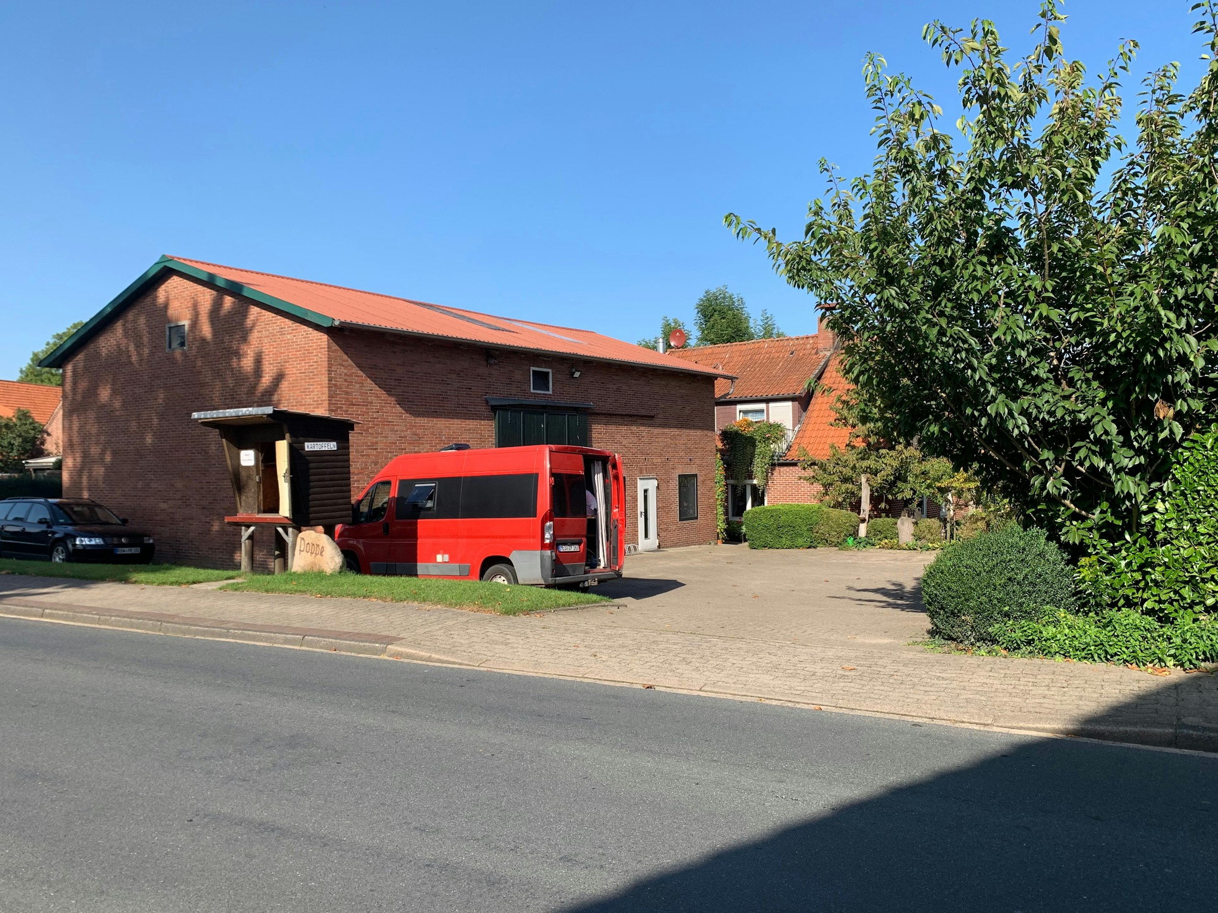 Stellplatz auf großem Hof