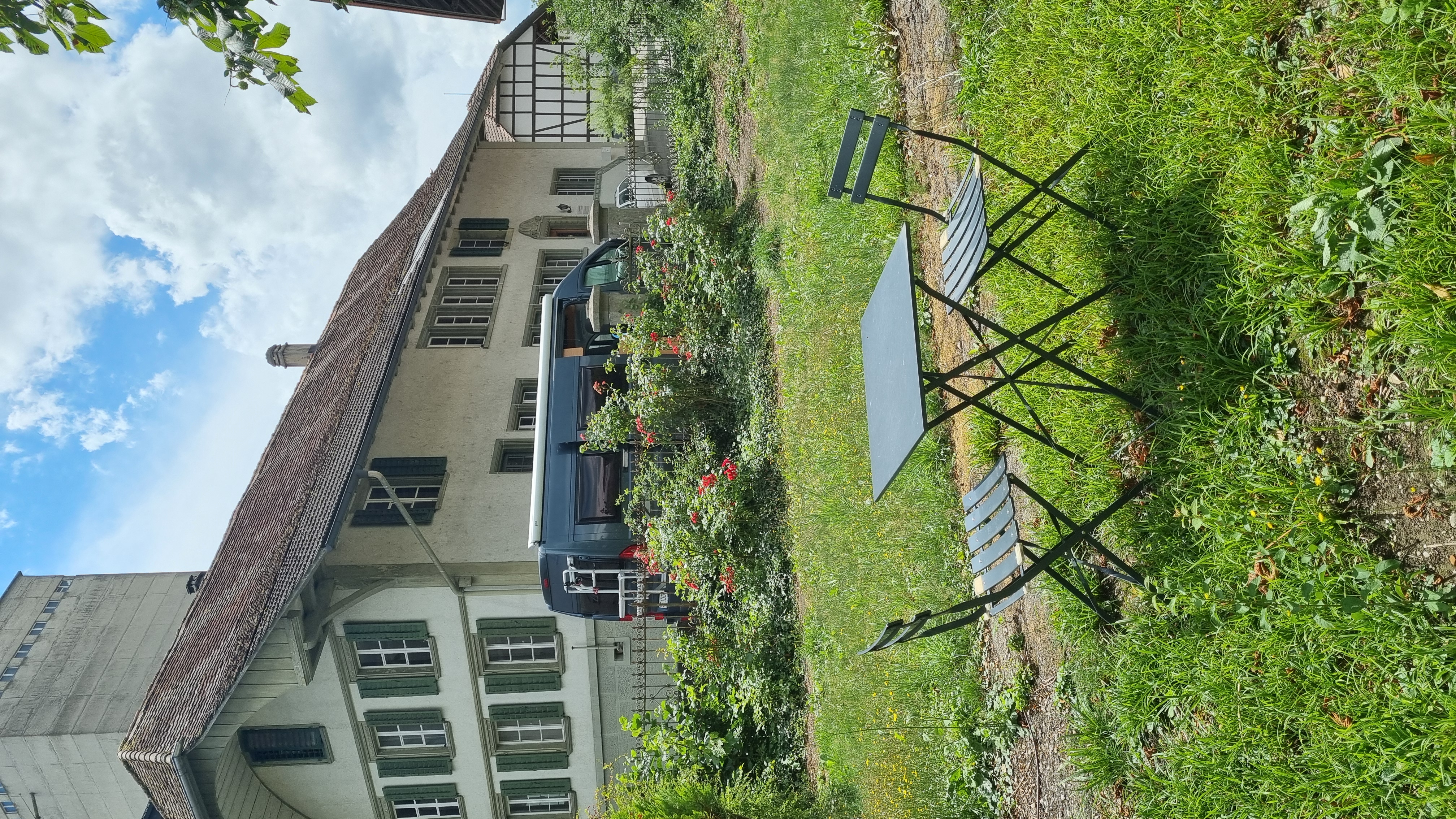 Garten mit Sitzgelegenheit