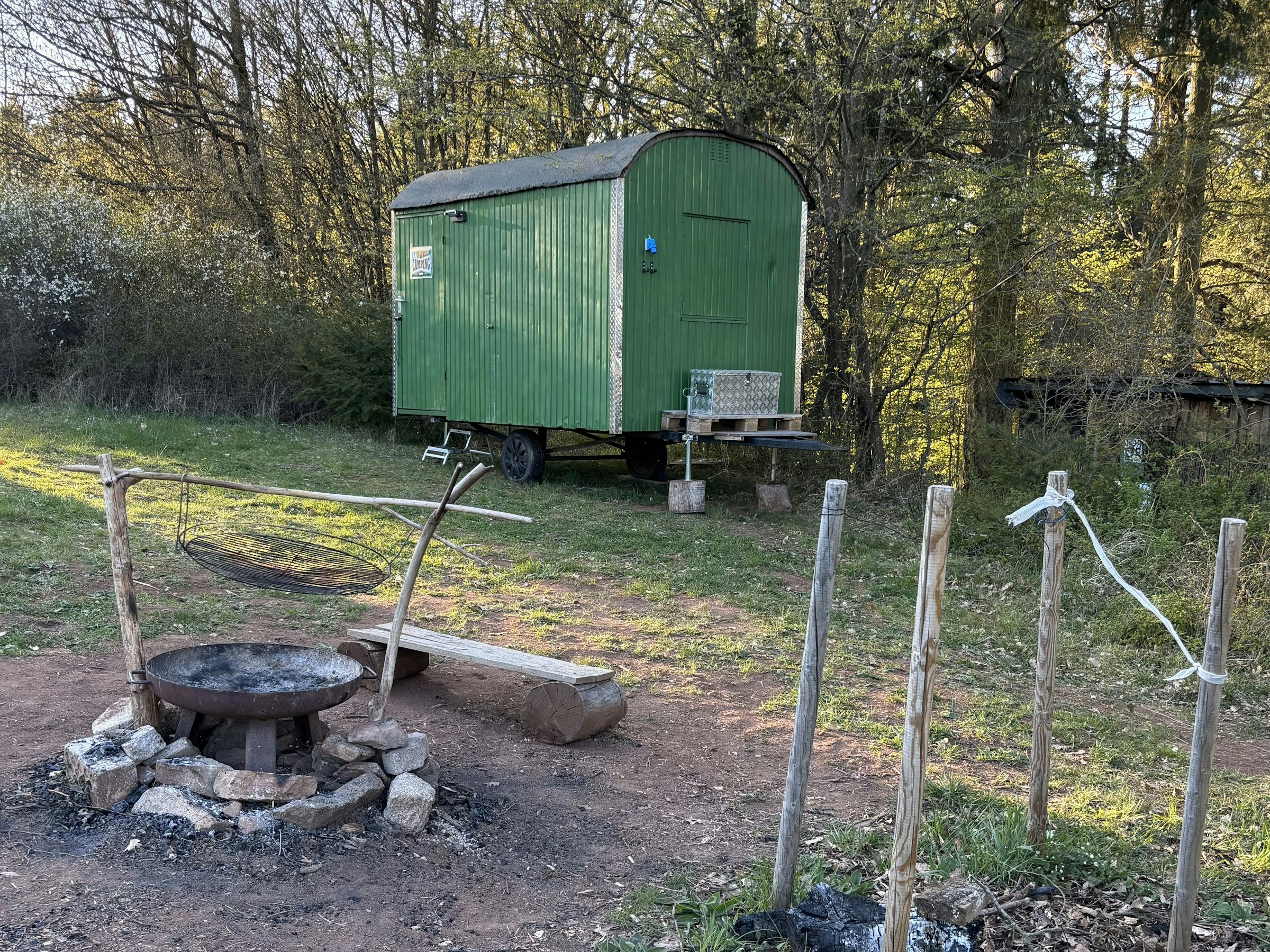 Der Grillplatz mit dem Forstwagen