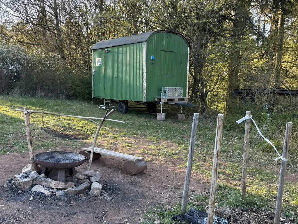 Der Grillplatz mit dem Forstwagen