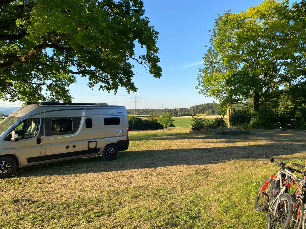 Über dem Schloss von Kyburg die Aussicht geniessen
