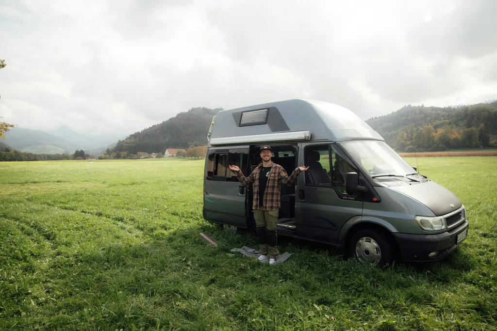 Finn, das Gründungsmitglied von MyCabin, jetzt Nomady, bei der Verifizierung unseren Camps >>Belchenblickwiese Naturcamping<< an unseren Anfangszeit. Seitdem hat sich bei uns viel verändert.