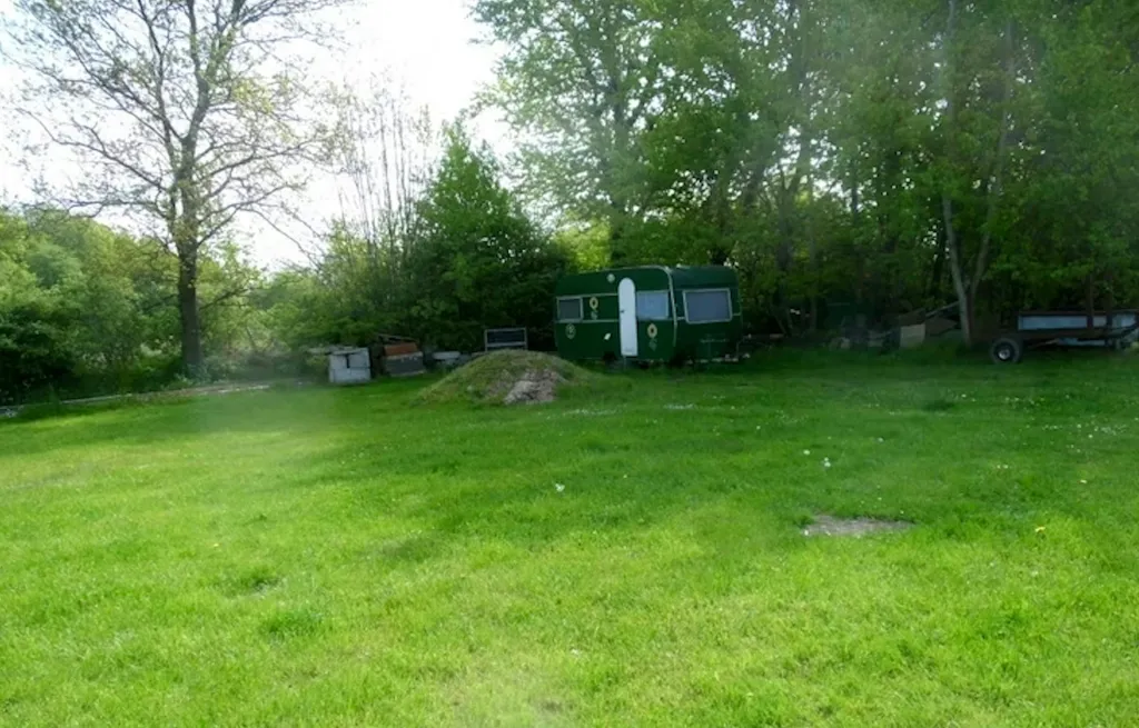 Hinter einem Resthof vorm Wald