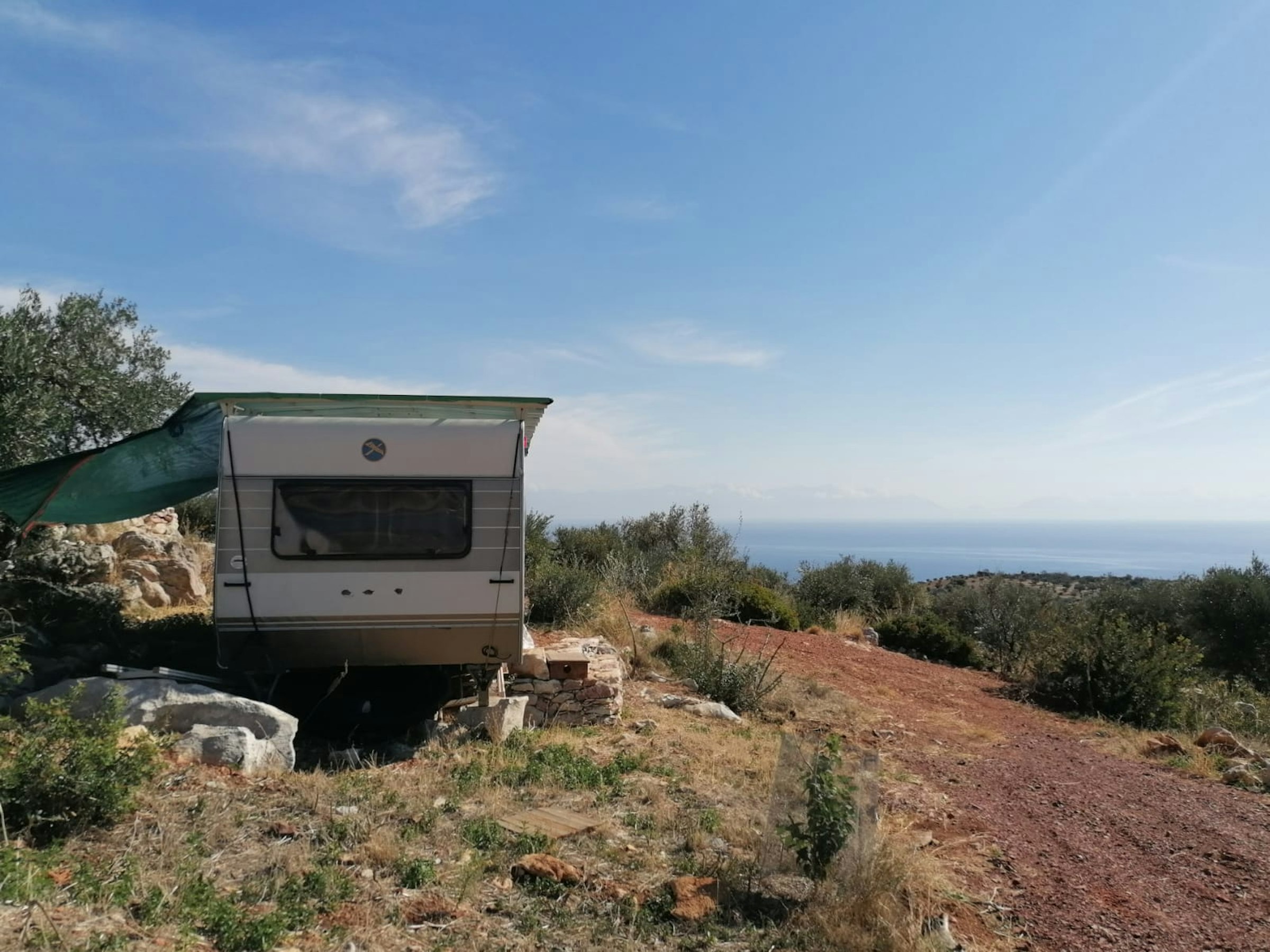 Wohnwagen mitten in der Natur