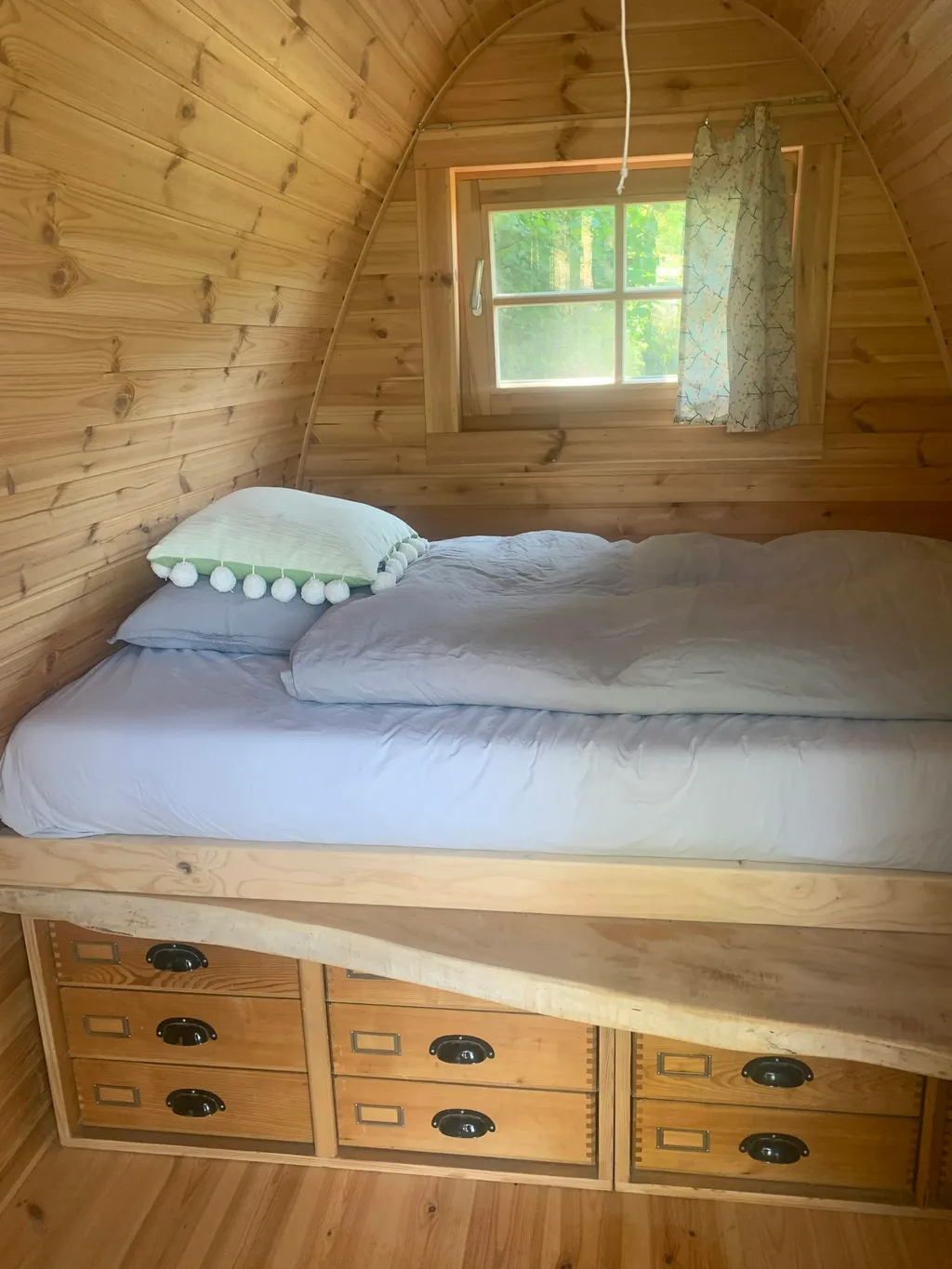 Camping Pod mitten im Naturgarten