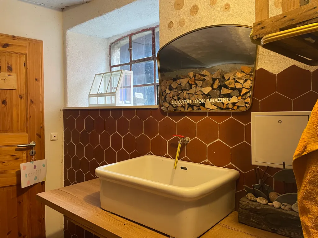 Idyllischer Garten mit Platz für Zelte