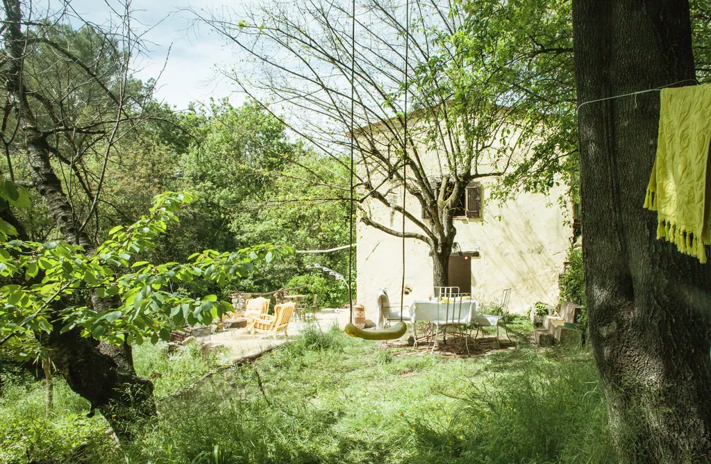 Terre Libre 1, Steinhäuschen am Bach