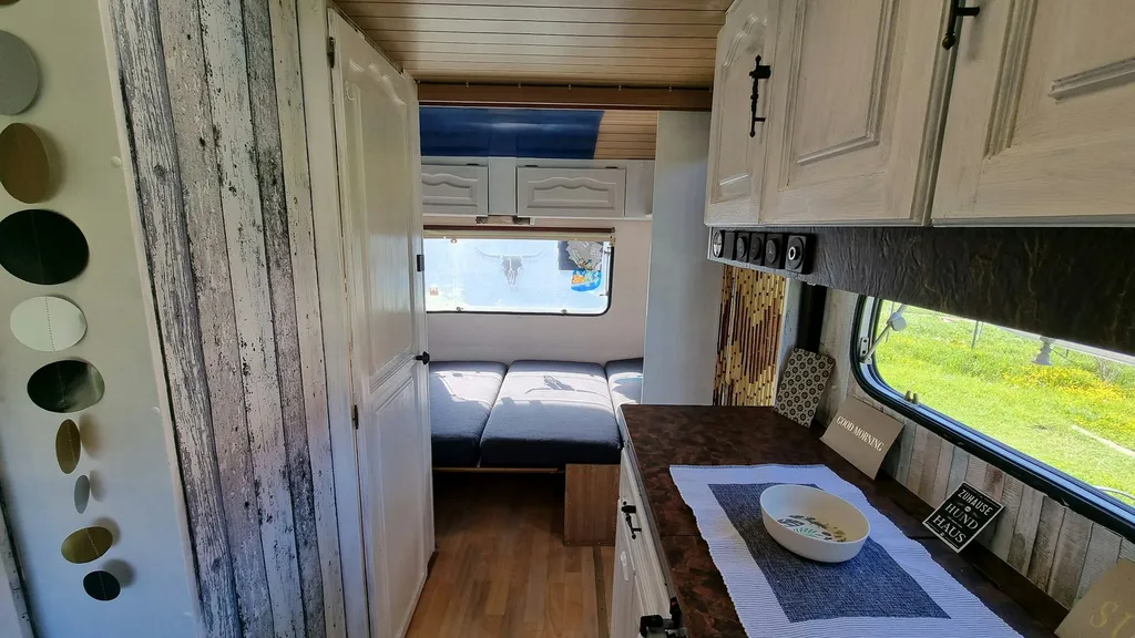 DIY Wohnwagen auf kleiner Wiese