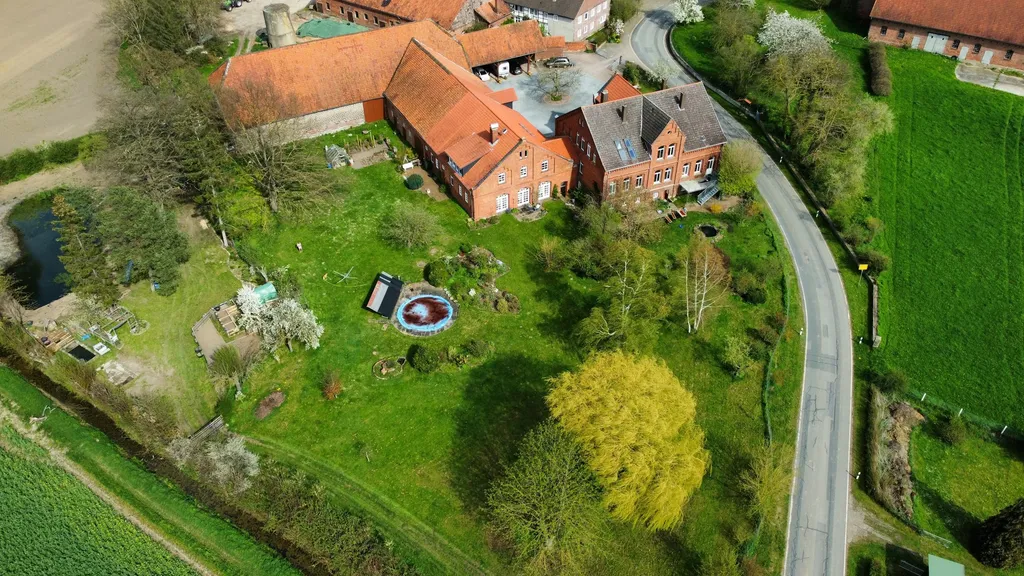 Idyllischer Stellplatz unter Bäumen