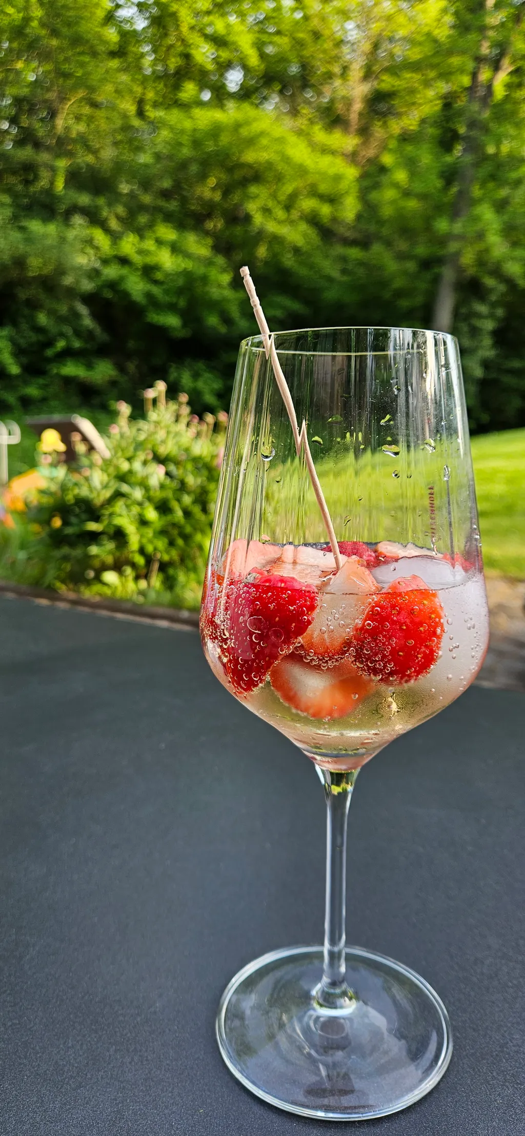 Ein Glas Erdbeerbowle im Garten