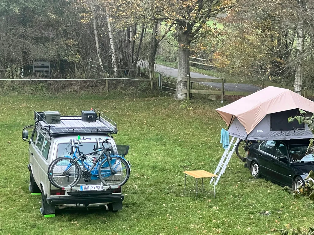 Einsamer Resthof im Grünen