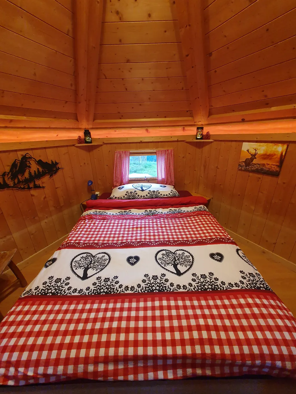 Bett 1.40m,
Zwei Decken und zwei Kissen.