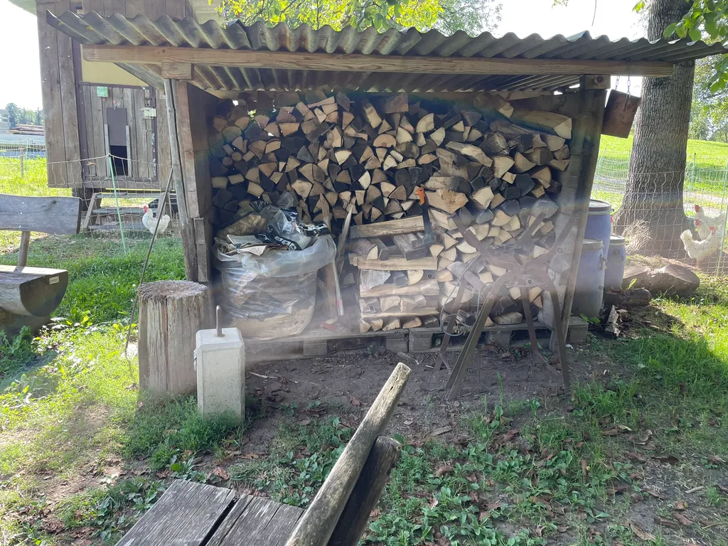 Für einen Gemütlichen Grillabend mit genügend Holz, was zur freien Verfügung steht.